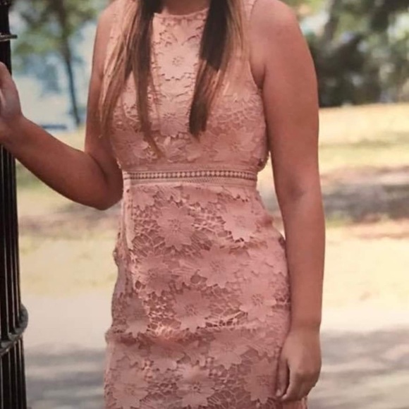 Classy & gorgeous lace dress - Picture 4 of 4